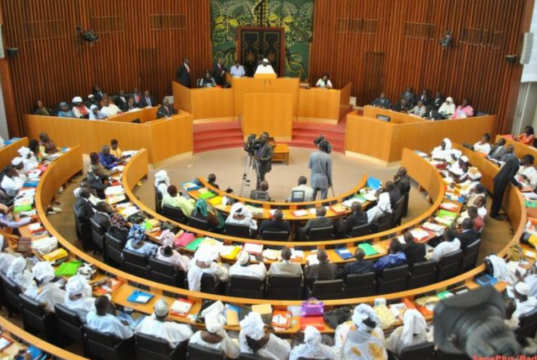 Sénégal: l’Assemblée nationale se prononce sur un projet de réforme constitutionnelle controversé